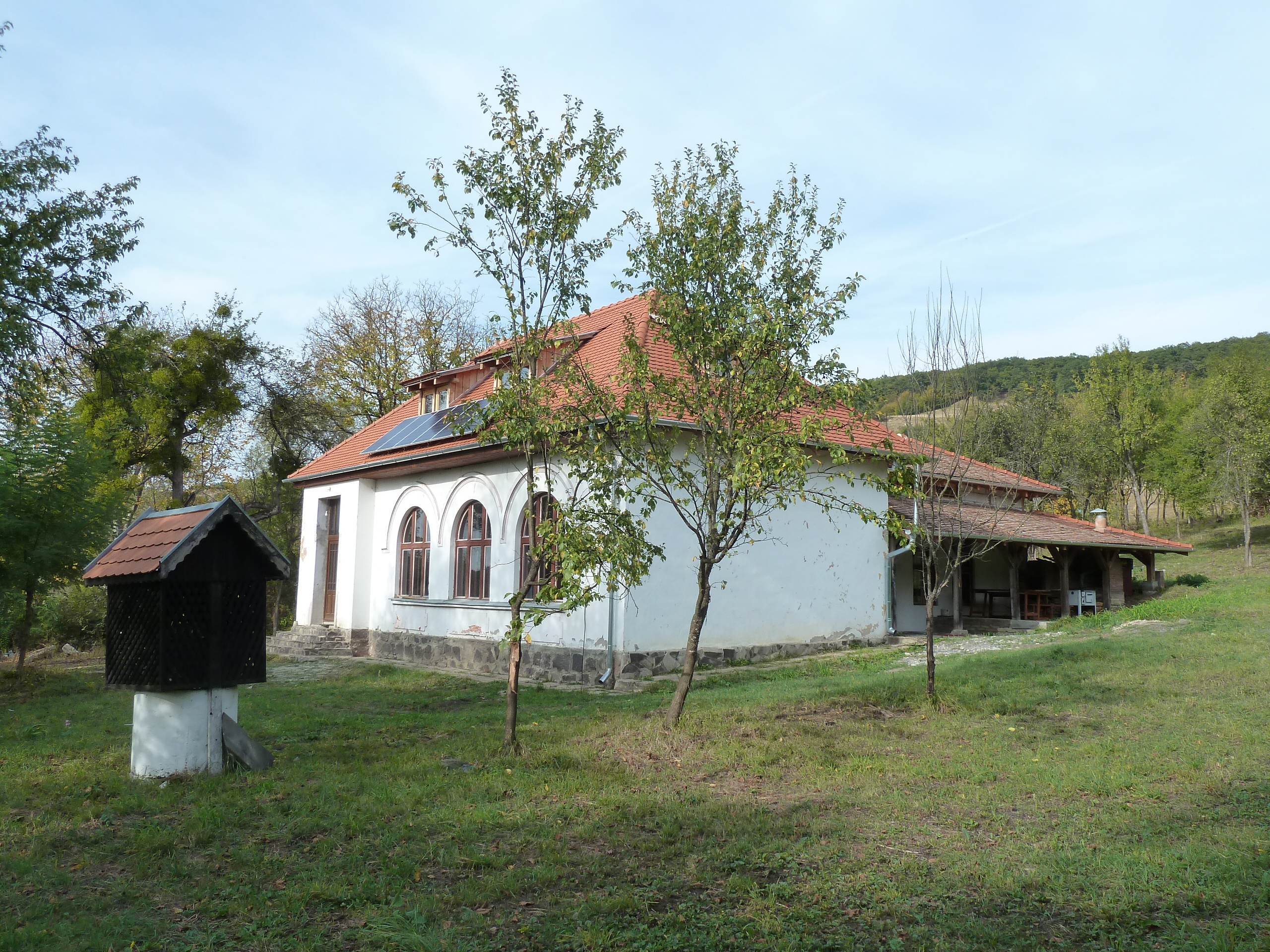 In the Angofa Valley, the former schoolhouse is now the Angofa Wildlife Centre.