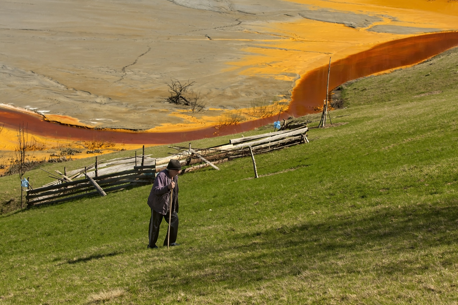 Geamana is an old village few kilometers away from Rosia Montana, flooded by the waste generated by a nearby copper mine.